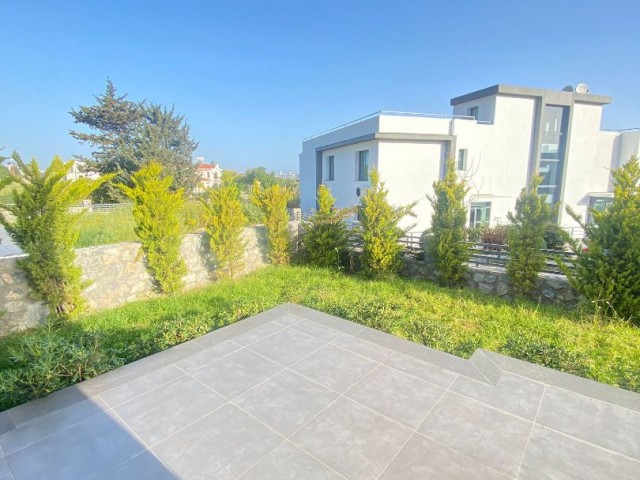 Alsancak'ta çatı teraslı modern ve ferah 3+1 satılık villa