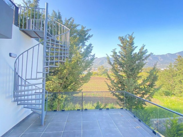 Alsancak'ta çatı teraslı modern ve ferah 3+1 satılık villa
