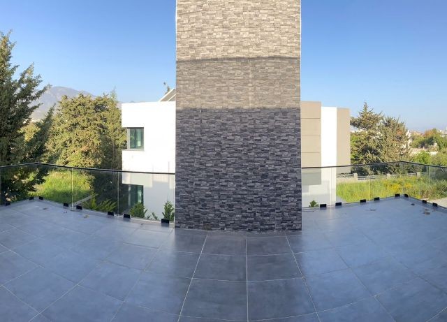 Alsancak'ta çatı teraslı modern ve ferah 3+1 satılık villa