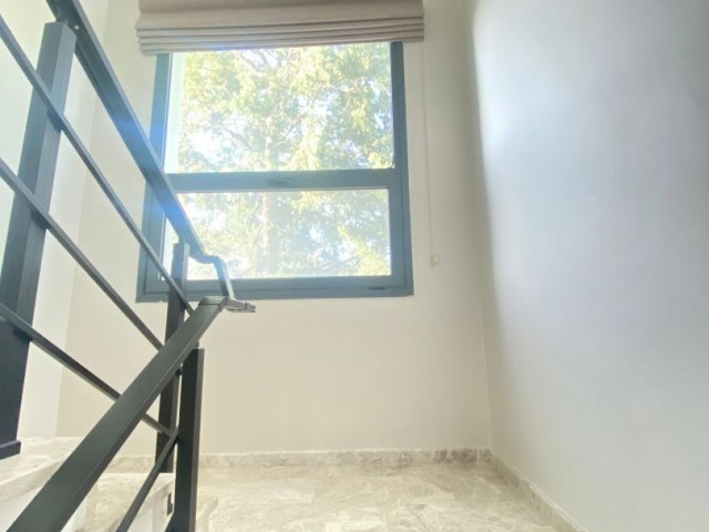 Alsancak'ta çatı teraslı modern ve ferah 3+1 satılık villa