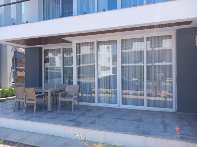 Komplett möblierte 2+1 Erdgeschosswohnung zum Verkauf in einer prestigeträchtigen Residenz in Iskele