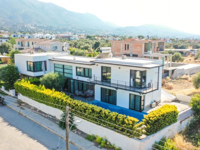 Girne Çatalköy'de Cratos Hoteline Yürüme Mesafesi Olan Süper Lüks 4+2 Havuzlu Villa Satılıktır  