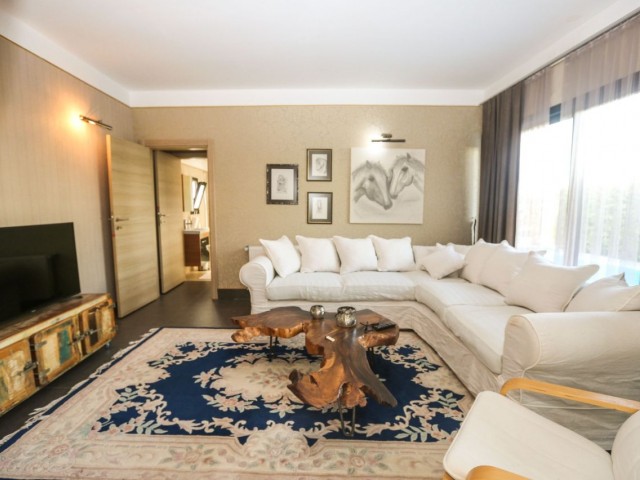 Girne Çatalköy'de Cratos Hoteline Yürüme Mesafesi Olan Süper Lüks 4+2 Havuzlu Villa Satılıktır  