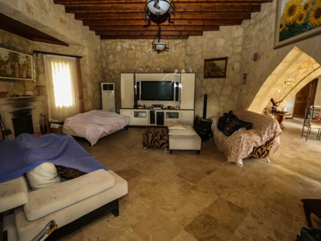 LAPTA LOCATION - ULTRA HUGE  AND LUXIRIOUS VILLA