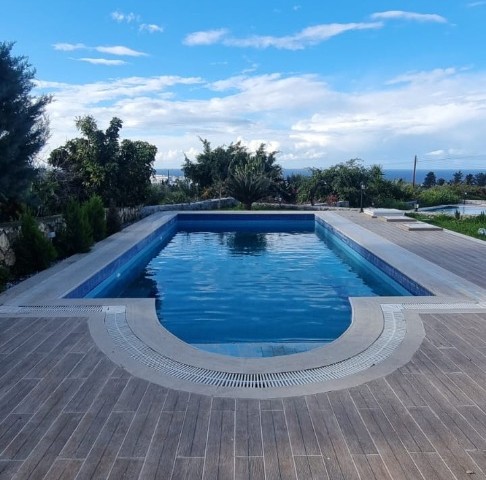 3+1 Villa mit Meerblick und privatem Pool