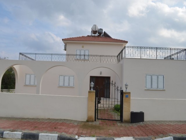 Girne Alsancak Satılık 3+1 Villa 