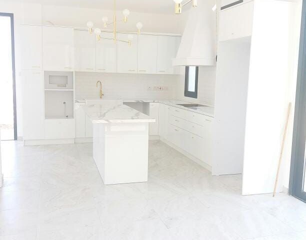 Girne Alsancak Satılık 4+1  Özel Tasarım Villa