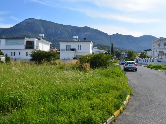 Eckgrundstück zum Verkauf in Kyrenia Bellapais ** 