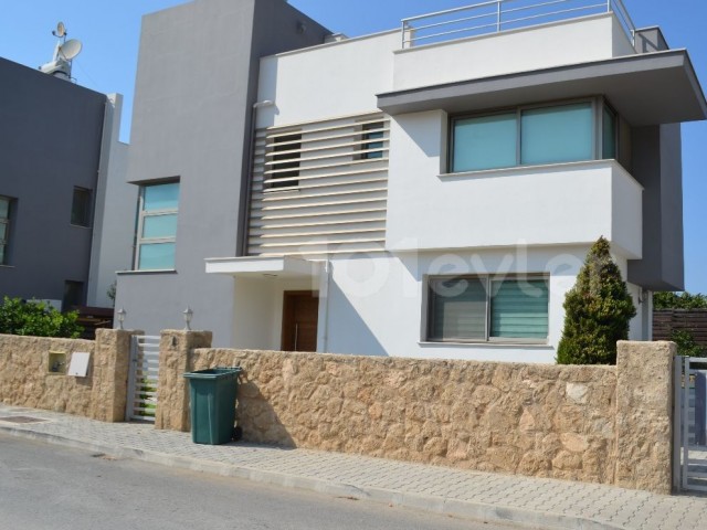 Girne Çatalköy de Denize sıfır 3+2  Özel Havuzlu  Villa / Dağ Ve Deniz Manzaralı