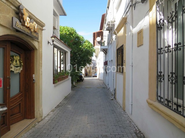 Hotel zum Verkauf am alten Yachthafen von Kyrenia ** 