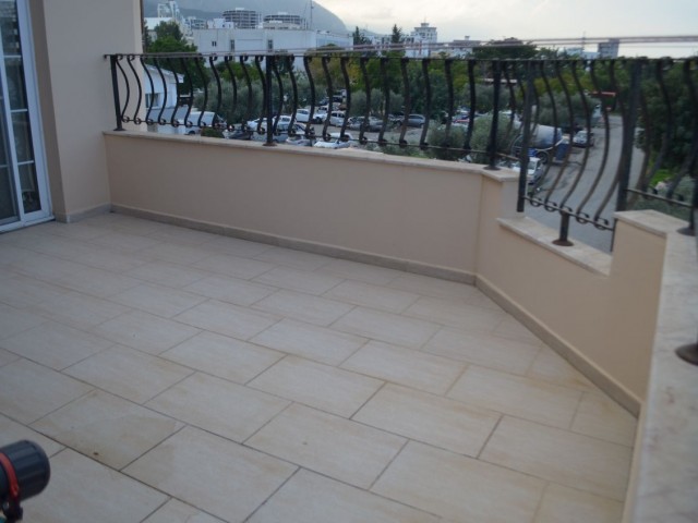 Einzelne 4+2 Penthouse-Wohnung zum Verkauf im Zentrum von Kyrenia