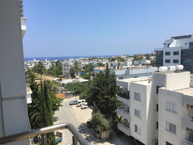 2+1 GERÄUMIGE WOHNUNG ZUM VERKAUF IM ZENTRUM VON KYRENIA, IN DER NÄHE DES SAVOY HOTELS