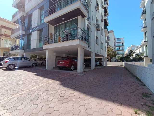 2+1 GERÄUMIGE WOHNUNG ZUM VERKAUF IM ZENTRUM VON KYRENIA, IN DER NÄHE DES SAVOY HOTELS