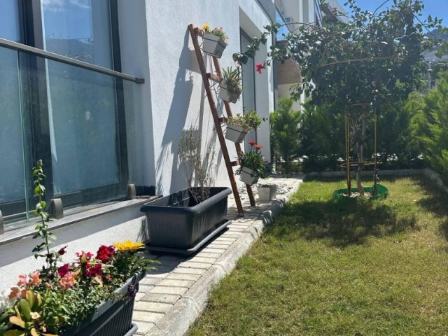 GİRNE ALSANCAK'TA  SATILIK 2+1 BAHÇELİ MUHTEŞEM DAİRE