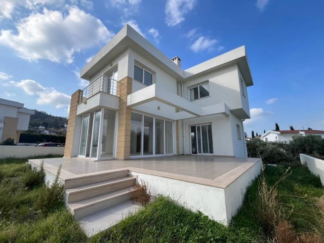 Girne Alsancak Yeşiltepe Bölgesinde Satılık 3+1  Bahçeli Villa