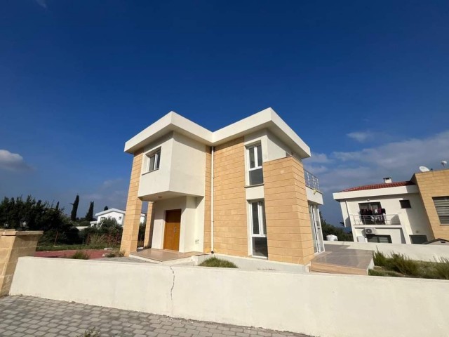 Girne Alsancak Yeşiltepe Bölgesinde Satılık 3+1  Bahçeli Villa