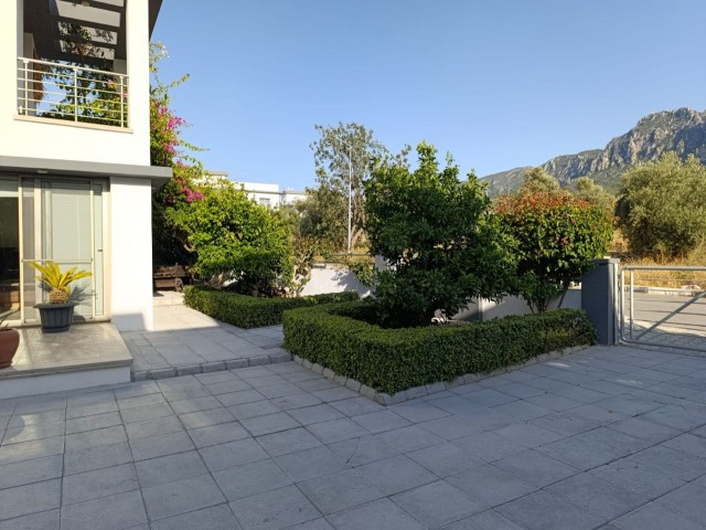 4+1 VILLA MIT GROSSEM GARTEN ZU VERMIETEN IN GIRNE ALSANCAK, IN DER NÄHE VON ESCAPE BEACHE