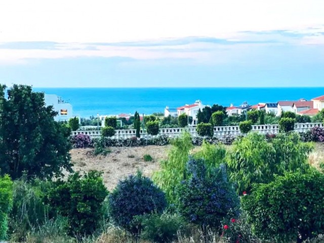 SAUBERE UND GEPFLEGTE 1+1-WOHNUNG ZUR TÄGLICHEN MIETE IN GIRNE ALSANCAK/ MIT BERGBLICK, NATUR- UND MEERBLICK