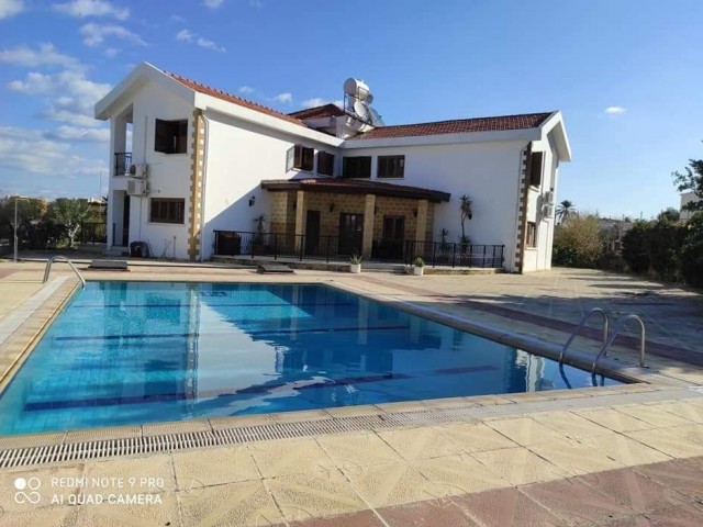 VILLA MIT 5 SCHLAFZIMMERN ZU VERMIETEN, MIT PRIVATEM POOL IN GIRNE ALSANCAK