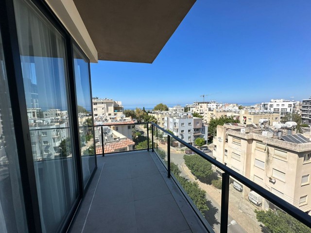 3+1 moderne Wohnung zum Verkauf mit Dachterrasse im Stadtzentrum von Kyrenia / Gemeinschaftspool