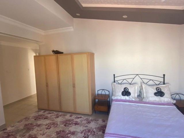 3 + 2 sehr sauberes, möbliertes Penthouse mit großem Balkon und Terrasse zur Miete in der Region Kyrenia Kashgar