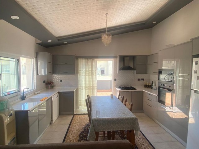 3 + 2 sehr sauberes, möbliertes Penthouse mit großem Balkon und Terrasse zur Miete in der Region Kyrenia Kashgar