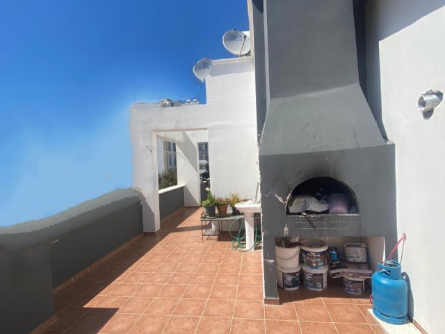 3 + 2 sehr sauberes, möbliertes Penthouse mit großem Balkon und Terrasse zur Miete in der Region Kyrenia Kashgar