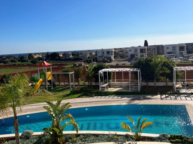 Wohnung zum Verkauf in Iskele Long Beach mit Gemeinschaftspool und Meerblick auf allen Seiten, bereit zur Lieferung