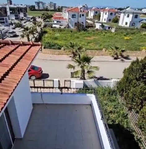 VOLLSTÄNDIG MÖBLIERTE TRIPLEX-LUXUSVILLA IN BAHÇELER -İSKELE