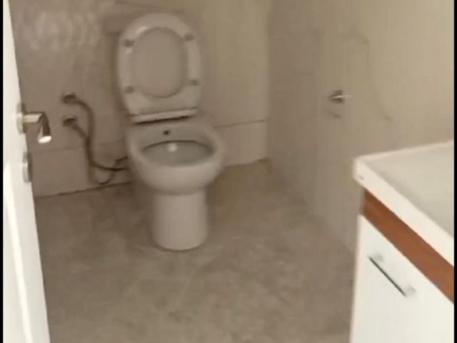 UNSERE WOHNUNG IN TOLLER LAGE IN YENİBOĞAZİÇİ - MAĞUSA MIT EINFACHER ZAHLUNGSMÖGLICHKEIT ZU EINEM GÜNSTIGEN PREIS STEHT ZUM VERKAUF.