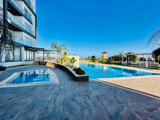 آپارتمان 3+1 برای فروش در İskele Bahçeler در محیطی فوق العاده با استخر مشترک با منظره کوه و دریا آماده تحویل.