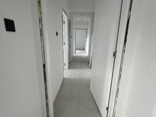 LEFKOŞA/GÖNYELİ DE KULLANIMA HAZIR 124 m2 ENSUIT YAYAK ODALI SATILIK SIFIR 3+1 DAİRE..