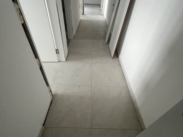 LEFKOŞA/GÖNYELİ DE KULLANIMA HAZIR 124 m2 ENSUIT YAYAK ODALI SATILIK SIFIR 3+1 DAİRE..