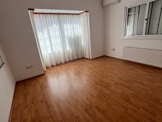 LEFKOŞA/KÖŞKLÜÇIFTLIK TE TÜRK KOÇAN 680 m2 KÖŞE ARSA ÜZERİNE KURULU ÇOK ÖZEL SATILIK 4+1 TAM MÜSTAKİL VİLLA .. 0533 859 21 66