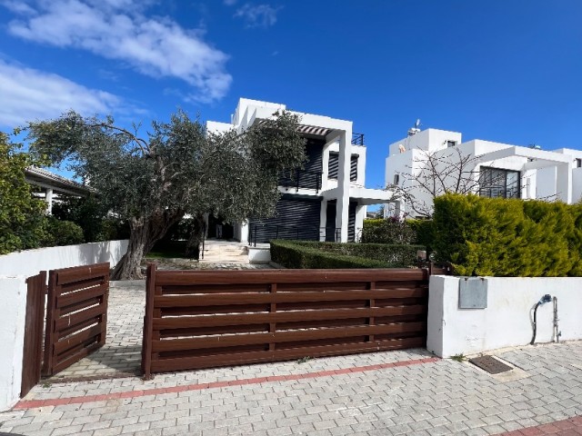 3+1 VOLLSTÄNDIG FREISTEHENDE VILLA ZUM VERKAUF IN GIRNE/EDREMIT MIT BERGBLICK UND MEERBLICK VOLLSTÄNDIG NEU MÖBLIERT UND BEREIT ZU VERWENDEN. 0533 859 21 66