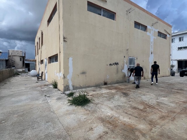 KOMPLETTER ARBEITSPLATZ ZUM VERKAUF AN DER ECKE MIT 700 m2 GESCHLOSSENER FLÄCHE, EINGEBAUT AUF EINEM 630 m2 großen GRUNDSTÜCK IN FAMAGUSTA GROSSER INDUSTRIE. 0533 859 21 66