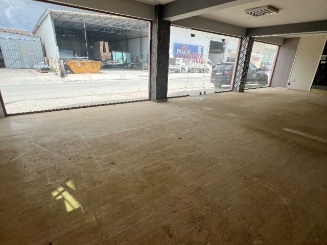 KOMPLETTER ARBEITSPLATZ ZUM VERKAUF AN DER ECKE MIT 700 m2 GESCHLOSSENER FLÄCHE, EINGEBAUT AUF EINEM 630 m2 großen GRUNDSTÜCK IN FAMAGUSTA GROSSER INDUSTRIE. 0533 859 21 66