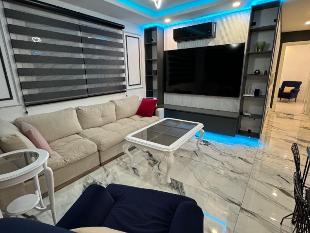 2+1 WOHNUNG ZU VERMIETEN IN KYRENIA/ZENTRUM, VOLLSTÄNDIG NULL LUXUSMÖBLIERT MIT AUFZUG UND BERG- UND MEERBLICK. 0533 859 21 66