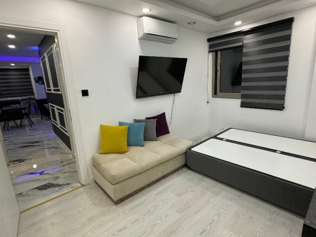 KOMPLETT NEUE, LUXUSMÖBLIERTE 2+1-WOHNUNG MIT AUFZUG MIT BERG- UND MEERBLICK ZUM VERKAUF IN KYRENIA/ZENTRUM. 0533 859 21 66