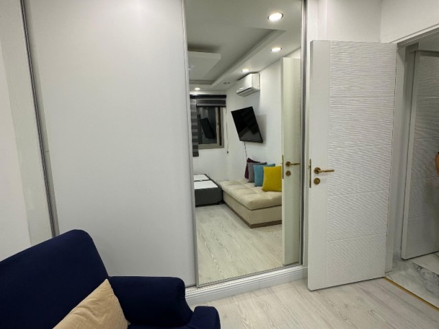 KOMPLETT NEUE, LUXUSMÖBLIERTE 2+1-WOHNUNG MIT AUFZUG MIT BERG- UND MEERBLICK ZUM VERKAUF IN KYRENIA/ZENTRUM. 0533 859 21 66