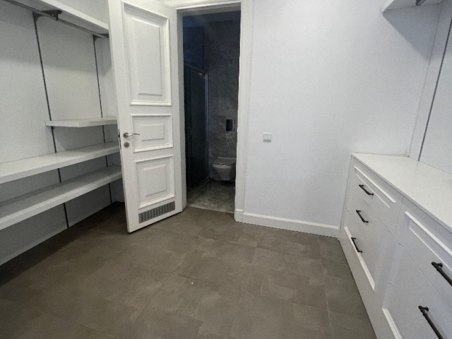 VOLLSTÄNDIG MÖBLIERTE 4+1-WOHNUNG ZU VERMIETEN IN EINER SICHEREN ANLAGE MIT PRIVATEM POOL IN KYRENIA/BELLPAİS. 0533 859 21 66