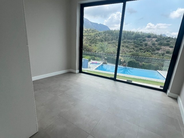 FULLY FURNISHED 2+1 FLAT FOR RENT WITH PRIVATE POOL AND TERRACE NEAR THE OLD COLLEGE IN KYRENIA/BELLAPAİS.. 0533 859 21 66