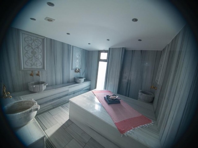 ULTRA-LUXUS-1+1-WOHNUNG ZUM VERKAUF IN GİRNE/ZENTRUM, NEBEN DEM COLONY HOTEL, VOLLSTÄNDIG MÖBLIERT MIT POOL-GYM-HAMAM..0533 859 21 66