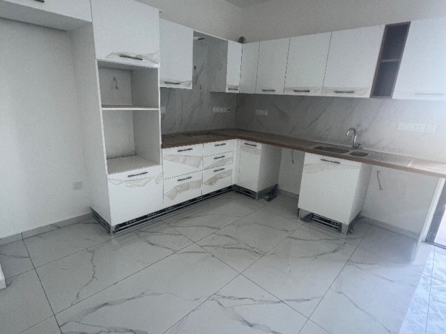 BEREIT IN NICOSIA/KÜÇÜKKAYMAKLI, SEHR GERÄUMIGE 100 m2 NEUE 2+1-WOHNUNG MIT ENSUIT BADEZIMMER/WC ZU VERKAUFEN. 0533 859 21 66