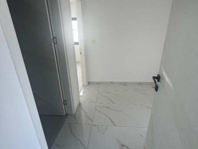 BEREIT IN NICOSIA/KÜÇÜKKAYMAKLI, SEHR GERÄUMIGE 100 m2 NEUE 2+1-WOHNUNG MIT ENSUIT BADEZIMMER/WC ZU VERKAUFEN. 0533 859 21 66