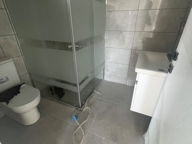 BEREIT IN NICOSIA/KÜÇÜKKAYMAKLI, SEHR GERÄUMIGE 100 m2 NEUE 2+1-WOHNUNG MIT ENSUIT BADEZIMMER/WC ZU VERKAUFEN. 0533 859 21 66