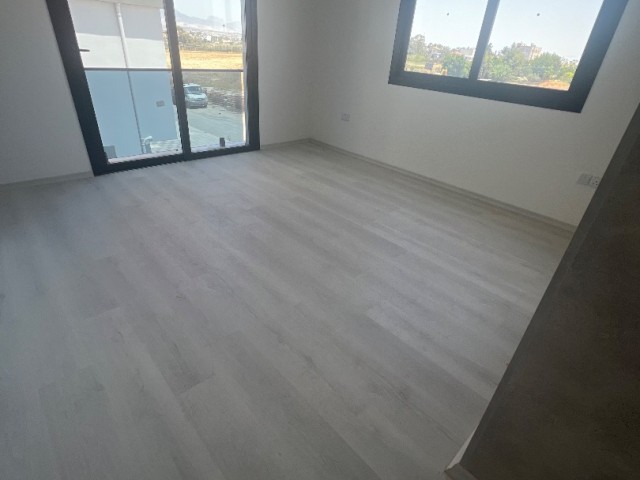 BEREIT IN NICOSIA/KÜÇÜKKAYMAKLI, SEHR GERÄUMIGE 100 m2 NEUE 2+1-WOHNUNG MIT ENSUIT BADEZIMMER/WC ZU VERKAUFEN. 0533 859 21 66