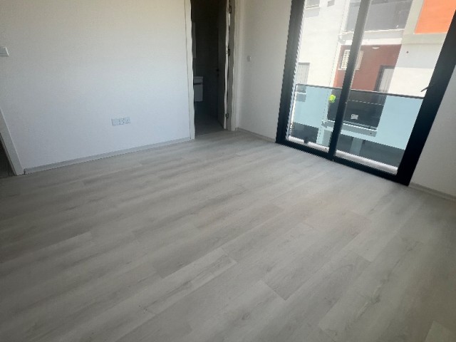 BEREIT IN NICOSIA/KÜÇÜKKAYMAKLI, SEHR GERÄUMIGE 100 m2 NEUE 2+1-WOHNUNG MIT ENSUIT BADEZIMMER/WC ZU VERKAUFEN. 0533 859 21 66