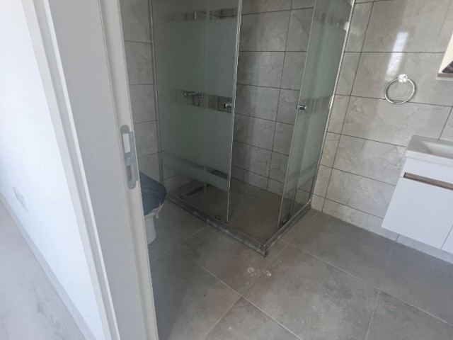 BEREIT IN NICOSIA/KÜÇÜKKAYMAKLI, SEHR GERÄUMIGE 100 m2 NEUE 2+1-WOHNUNG MIT ENSUIT BADEZIMMER/WC ZU VERKAUFEN. 0533 859 21 66