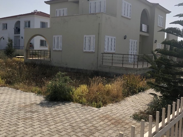 GİRNE/ALAGADİ DE 850 m2 ARSA İÇERİSİNE KURULU 250 m2 KAPALI ALANLI FULL EŞYALI SATILIK 4+1 TAM MÜSTAKİL VİLLA..0533 859 21 66